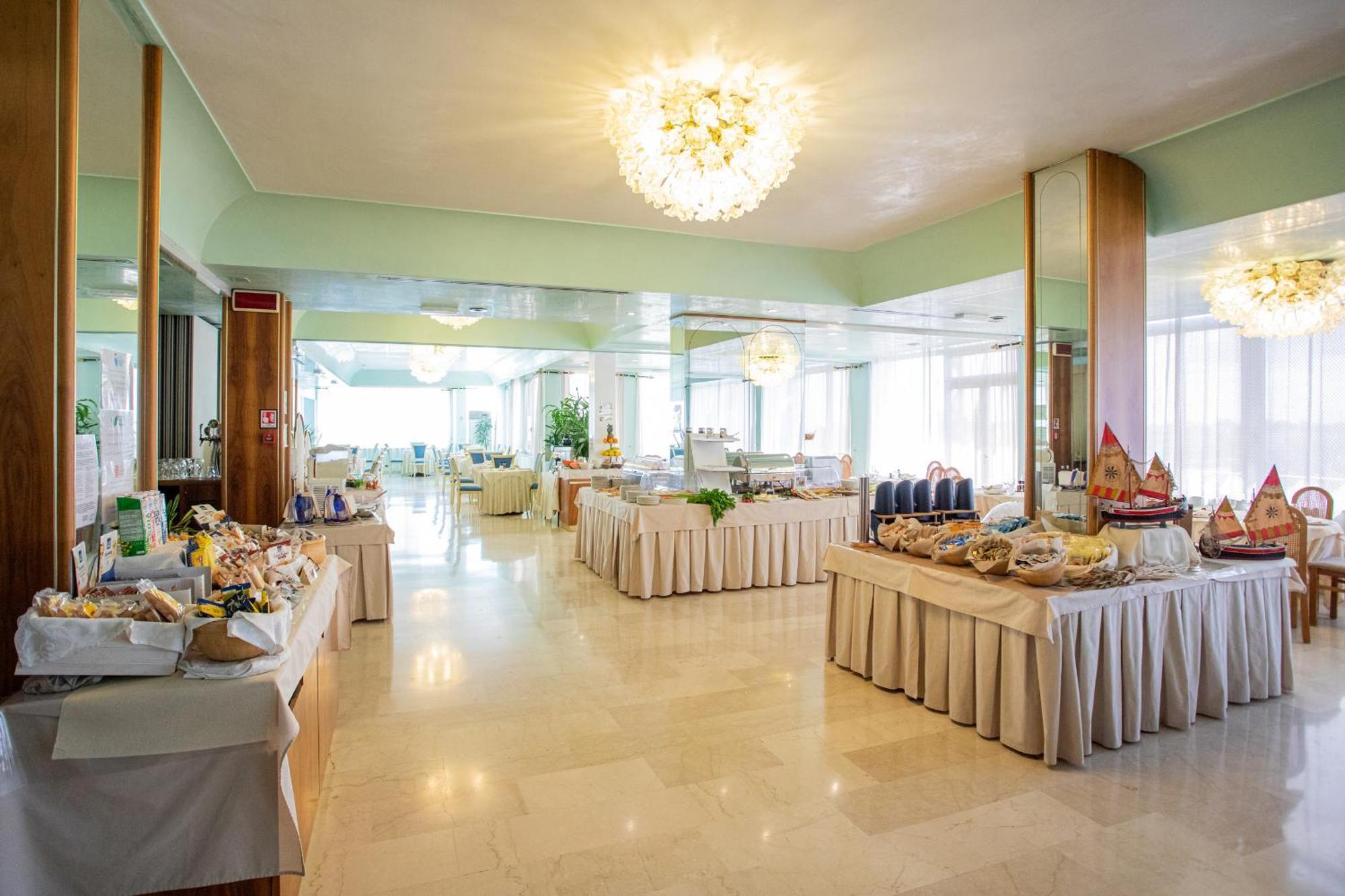 סוטומרינה Hotel Bristol מראה חיצוני תמונה