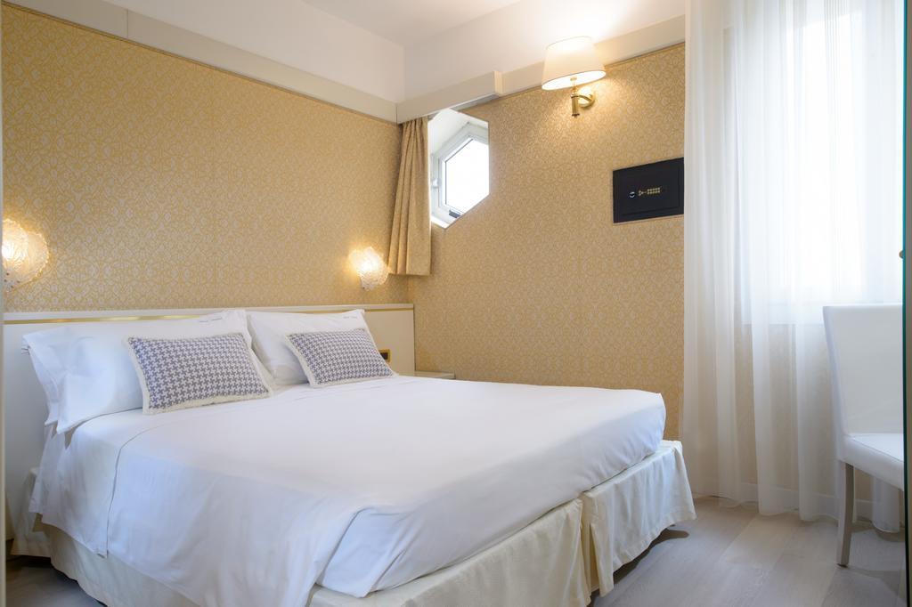 סוטומרינה Hotel Bristol מראה חיצוני תמונה